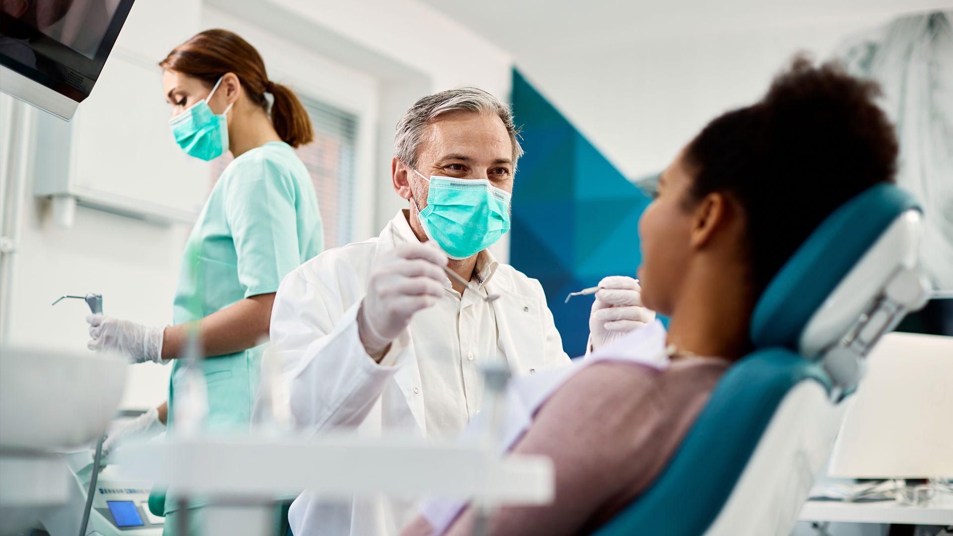 Tandläkare och patient i tandläkarpraktik